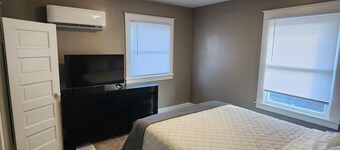 Cozy 2-bedroom apartment in charming Kokomo with AC, WiFi