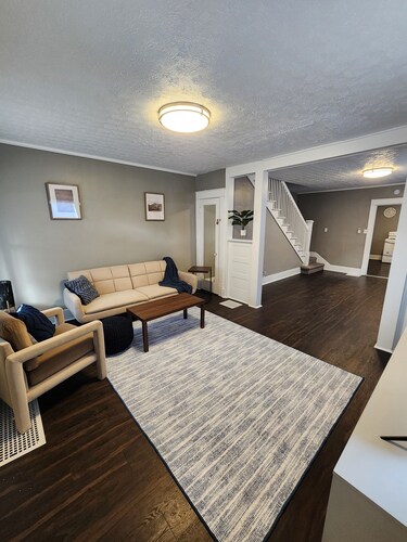 Cozy 2-bedroom apartment in charming Kokomo with AC, WiFi