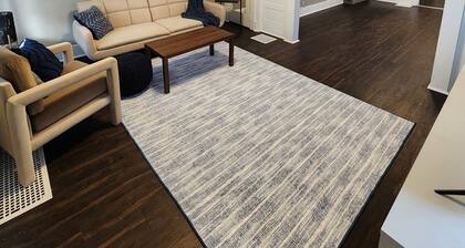 Cozy 2-bedroom apartment in charming Kokomo with AC, WiFi