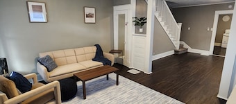 Cozy 2-bedroom apartment in charming Kokomo with AC, WiFi