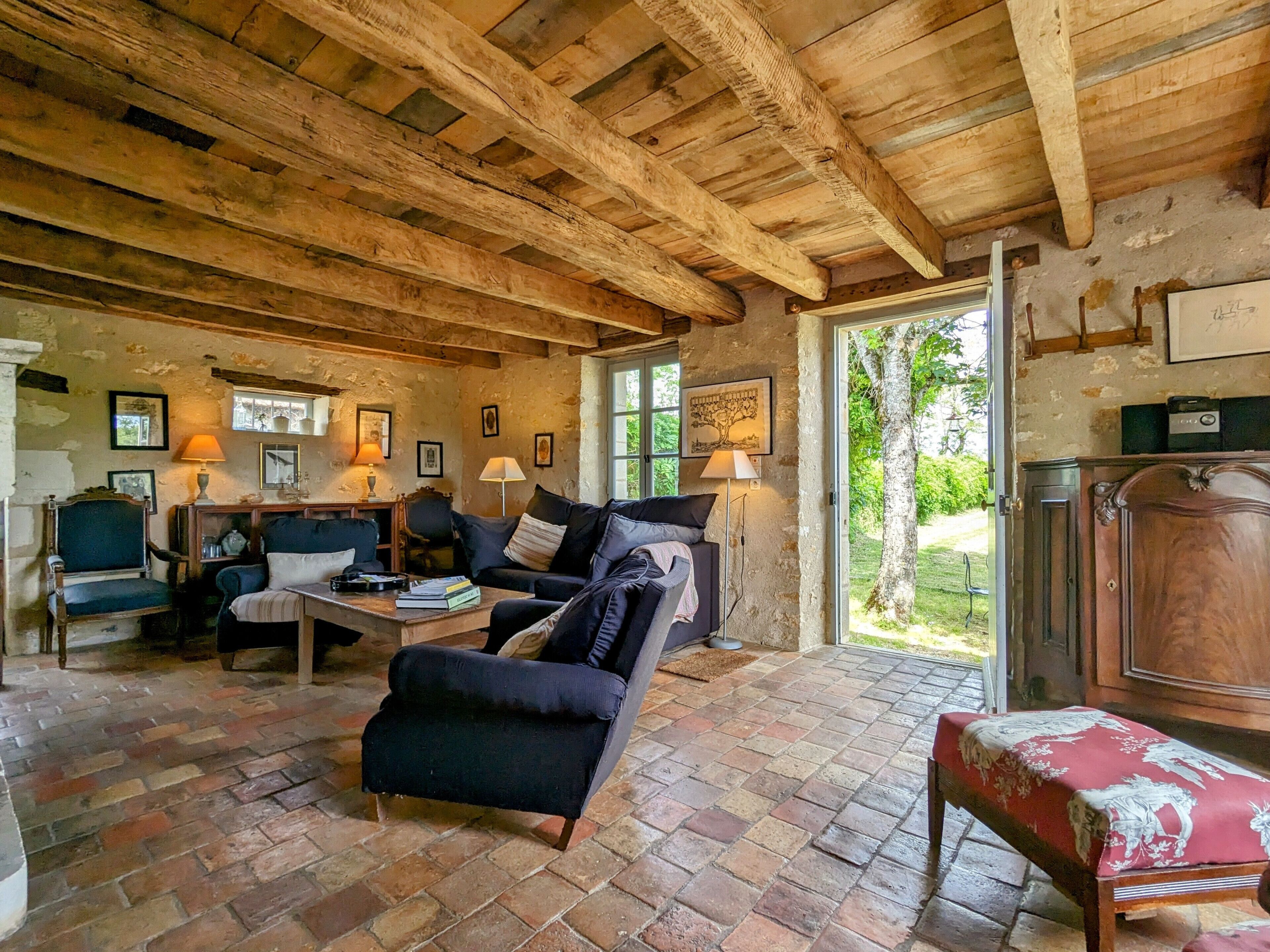 TV, fireplace, DVD player, books