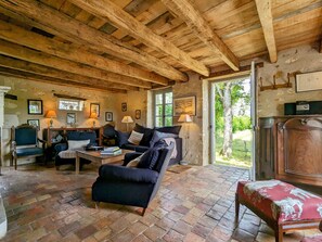 Living area - La Petite Maison – Farmhouse, terrace, and pool (ingrandes)
