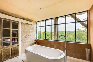 Douche, sèche-cheveux, serviettes fournies