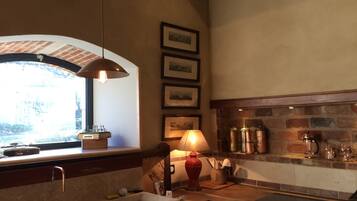 Fridge, oven, stovetop, coffee/tea maker