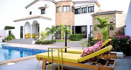 Ă 5 minutes de la plage de Saly,
@KEURADIANA, Votre Havre de Paix Ă Ngaparou.