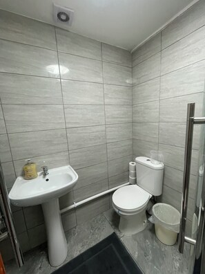 Toallas, jabón, papel higiénico