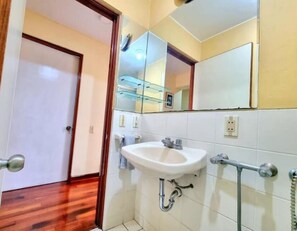 Doccia, asciugacapelli, asciugamani, sapone