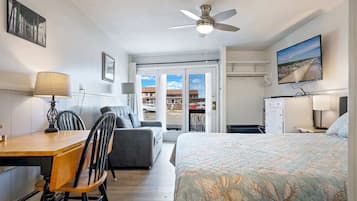 Studio Suite, 1 Tempat Tidur Queen dengan tempat tidur Sofa, dapur (The Seabreeze) | 1 kamar tidur dan didekorasi berbeda-beda