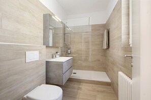 Dusche, Haartrockner, Handtücher, Seife