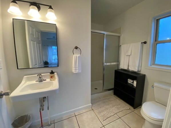 Toallas, jabón, papel de baño 