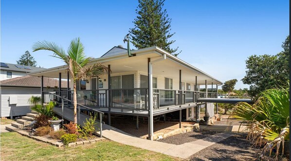 Exterior - Anna Bay Beachside Getaway (Anna Bay)