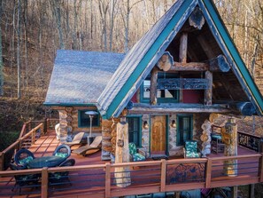 Outdoor dining - Snowshoe View Log Cabin | Hot Tub & Mtn Luxury (Pocahontas County)