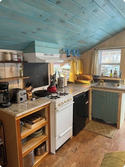 Enchanting 1-bedroom bungalow on Organic Farm— with WiFi!