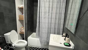 Bidet, toallas, jabón, papel higiénico