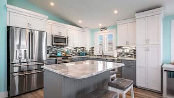 House, Multiple Beds, Balcony, Garden View (The Shore Thing) | Private kitchen | Fridge, microwave, oven, stovetop