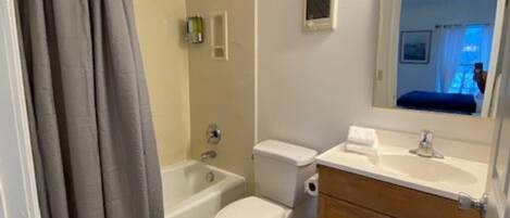 Serviettes fournies, savon, papier toilette