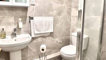 Secador de pelo, toallas, jabón y papel higiénico