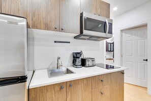 Kühlschrank, Mikrowelle, Herdplatte, Wasserkocher mit Kaffee-/Teezubehör