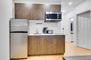 Geladeira, micro-ondas, cooktop, cafeteira/chaleira