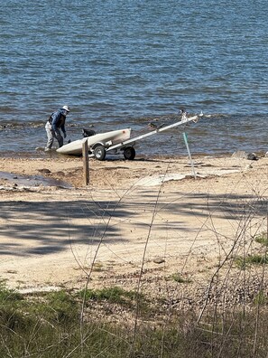 Beach nearby, sun-loungers, beach towels