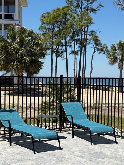 "Walking on Sunshine" BayFront w/pool! Last minute deals! Bikes &Kayaks included