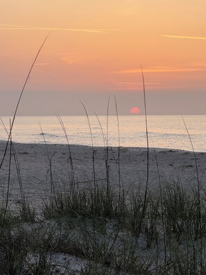 In Strandnähe, Liegestühle, Strandtücher