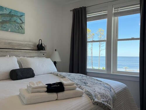 New! Bayfront home w/ Pool, Golf Cart, Kayaks, Bikes & The Islands Best Sunsets!