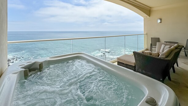 A balcony with a hot tub, wicker chairs, and a view of the ocean. - PrivateJacuzzi-LasOlasCondo-Pool&Jacuzzis-Rosarito (Playas de Rosarito)