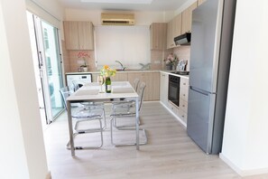 Een koelkast, een microgolfoven, een oven, een kookplaat