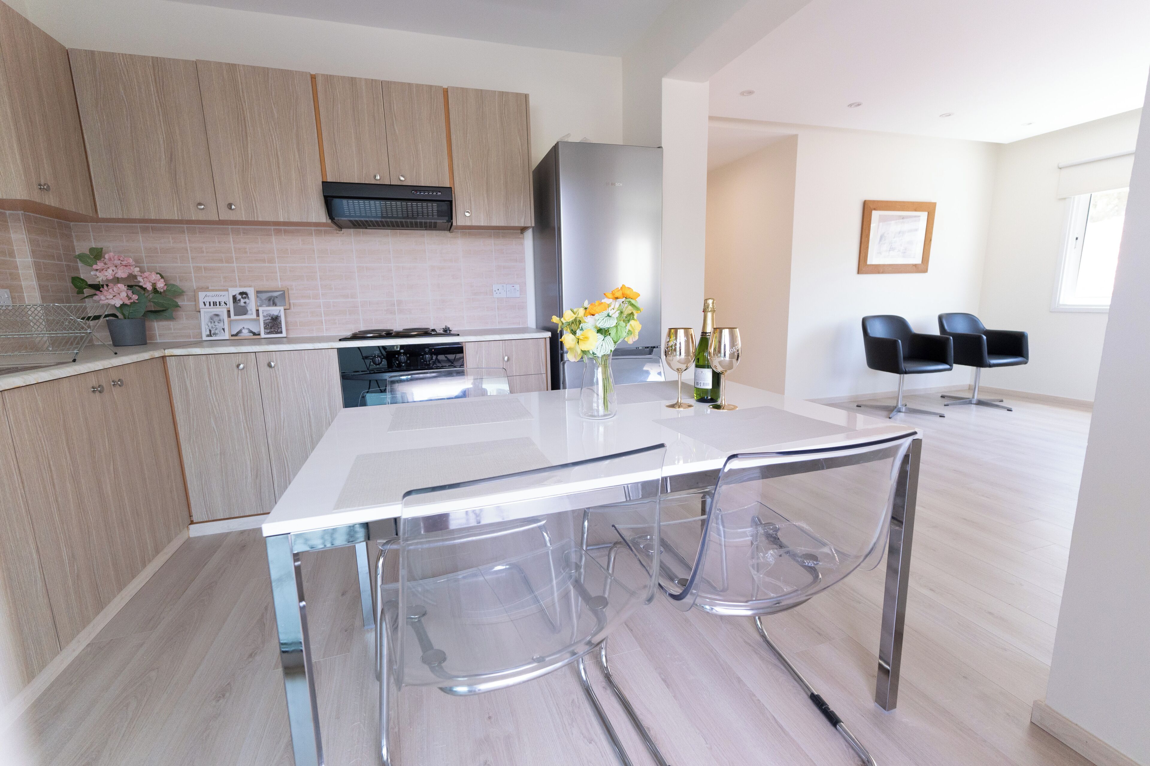 Réfrigérateur, four, bouilloire électrique, chaise haute