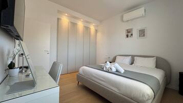 2 bedrooms, travel crib, free WiFi, bed sheets