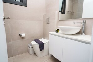 Shower, free toiletries, hair dryer, towels - WealthyStays 2BR Retreat | 5Min Walk to Beach (Protaras)