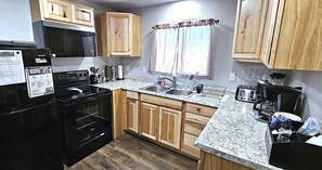 Jääkaappi, mikroaaltouuni, uuni, liesi