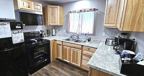 3Bd, King, Brkfst, Large TVs, W/D, Sleeps 11, BBQ