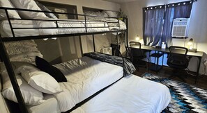 3 habitaciones, escritorio y tabla de planchar con plancha