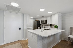 Kjøleskap, mikrobølgeovn, ovn og kokeplater