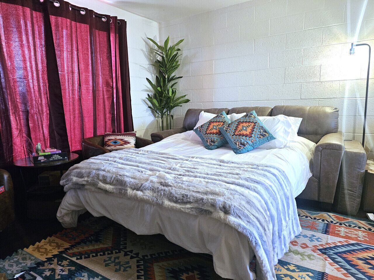 3 quartos, escrivaninha, ferros/tábuas de passar roupa, berço de viagem