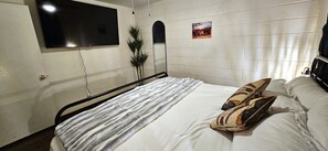 3 bedrooms, desk, iron/ironing board, travel crib