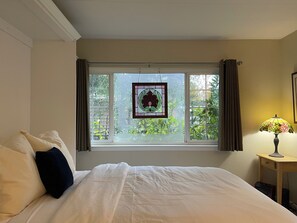 3 bedrooms, iron/ironing board, WiFi, bed sheets - Charming 3-bedroom house with Private Creek in peaceful Butte Creek Canyon (Chico)