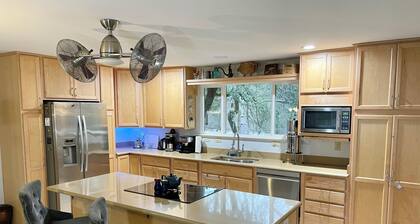 Charming 3-bedroom house with Private Creek in peaceful Butte Creek Canyon