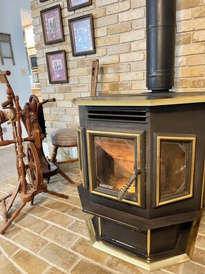 Interior - Charming 3-bedroom house with Private Creek in peaceful Butte Creek Canyon (Chico)