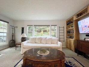 TV, fireplace - Charming 3-bedroom house with Private Creek in peaceful Butte Creek Canyon (Chico)