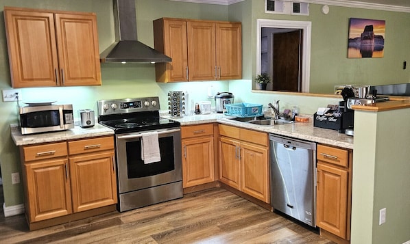 Microwave, oven, stovetop, dishwasher - Hot Tub, Kayaks, Grill, Fire Pit, Pet Friendly, Ping Pong, W/D, Brkfst, Sleeps 12 (Page)