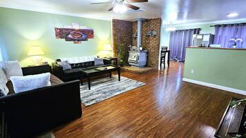 智能电视、壁炉、乒乓球