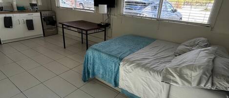 1 dormitorio, tabla de planchar con plancha, wifi y ropa de cama