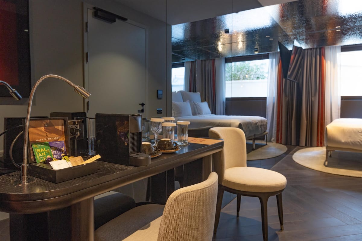 Chambre, 2 lits une place, accessible aux personnes à mobilité réduite | Minibar, coffres-forts dans les chambres, bureau, Wi-Fi gratuit
