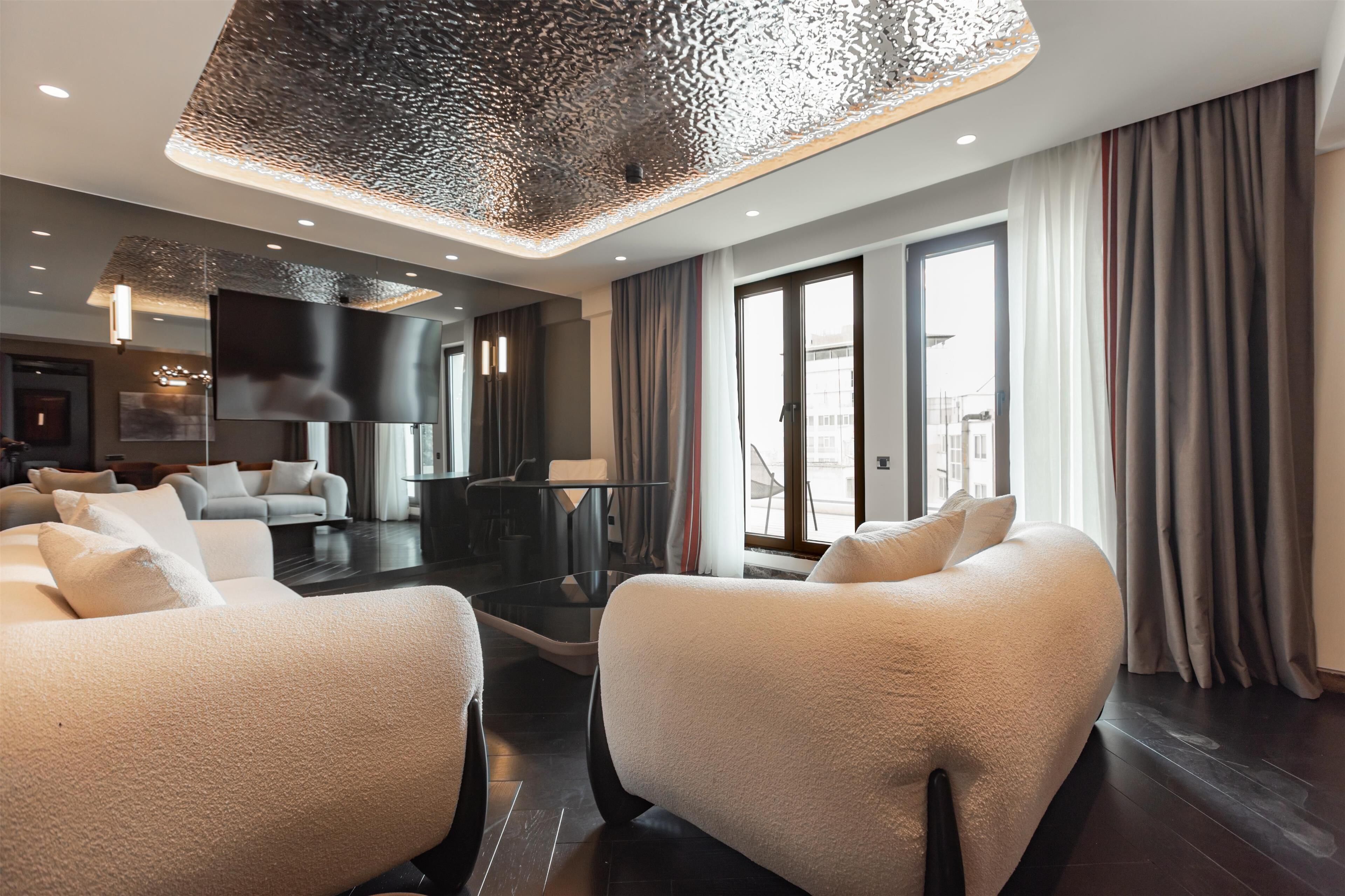 Phòng Suite, 1 giường cỡ king | Khu phòng khách | TV màn hình phẳng 55-inch có truyền hình cáp 