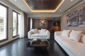 套房, 1 張特大雙人床 | 起居區 | 55-吋平面電視，提供有線頻道