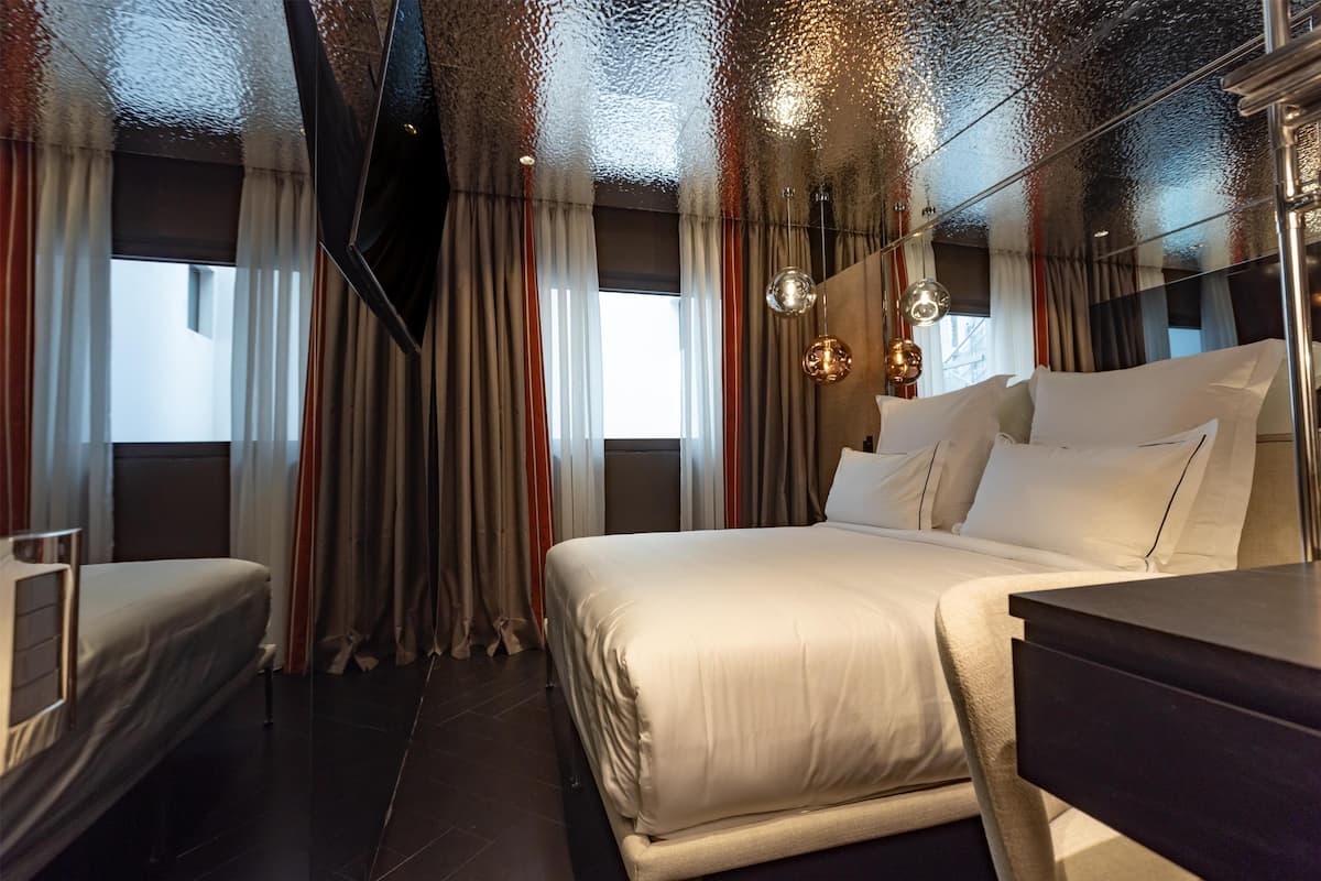 ميني بار وخزنة داخل الغرفة ومكتب وواي فاي مجانًا