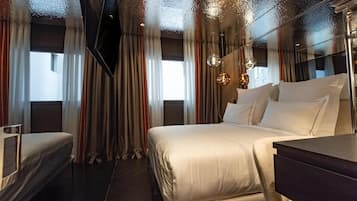 Minibar, in-room safe, desk, free WiFi